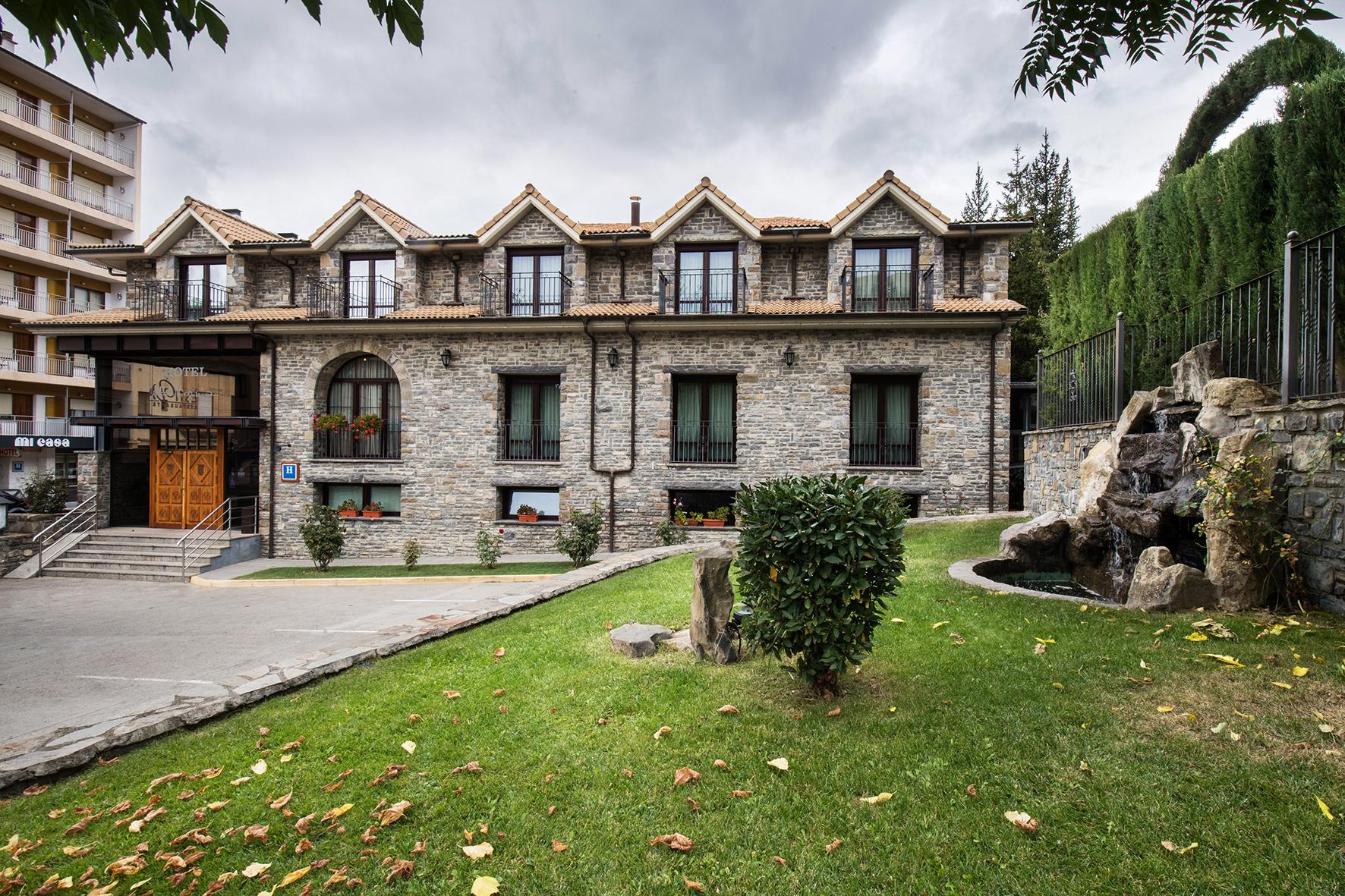 Hotel Villa Virginia Sabinanigo Exterior photo